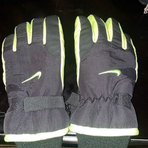 Nike Youth Winter Gloves Black/yellow LG-XL new without tags